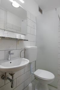 bagno bianco con lavandino e servizi igienici di HOTEL KRALJEVICA a Kraljevica (Porto Re)