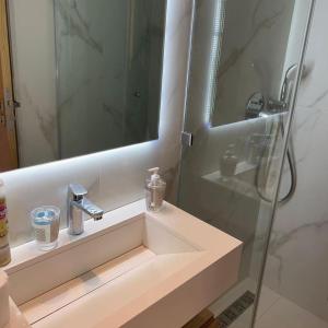 La salle de bains est pourvue d'un lavabo et d'un miroir. dans l'établissement New Apartment in Maarif, à Casablanca