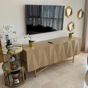- un salon avec une table et un grand miroir dans l'établissement New Apartment in Maarif, à Casablanca