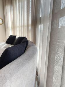 - une chambre avec 2 lits et une fenêtre avec des rideaux blancs dans l'établissement New Apartment in Maarif, à Casablanca