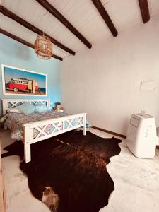 1 dormitorio con cama y aseo en Mirador del Río en Villa La Rivera
