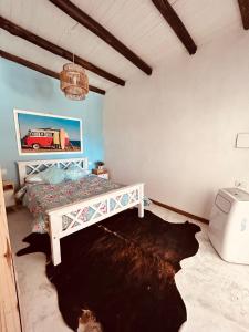 1 dormitorio con 1 cama en una habitación con en Mirador del Río en Villa La Rivera