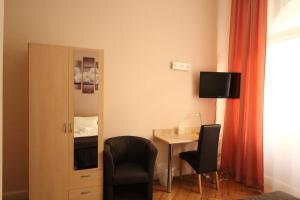 TV a/nebo společenská místnost v ubytování Hotel Elegia am Kurfürstendamm