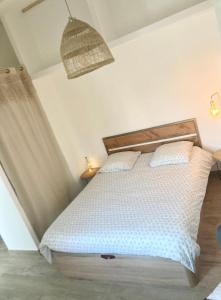 - une chambre avec un lit et une tête de lit en bois dans l'établissement Maison Piscine Sauna 5min Centre Aix - Casa G., à Aix-en-Provence