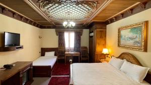 TV a/nebo společenská místnost v ubytování Brilant Antik Hotel
