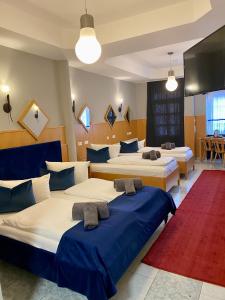 a hotel room with two beds and a red rug at Hotel La Ferté in Stuttgart