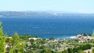 uma vista para o oceano a partir de uma colina em Camping Tikayan Félix de la Bastide em Saint-Mitre-les-Remparts