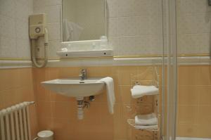 Galeriebild der Unterkunft Hôtel De Paris in Charleville-Mézières