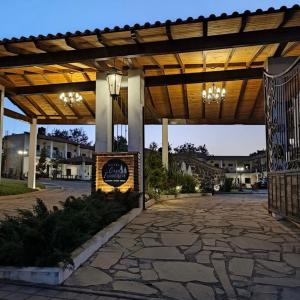 een paviljoen in een resort met een bord eronder bij Hotel Casa Francisca Mazamitla. in Mazamitla