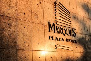 Um certificado, prêmio, placa ou outro documento exibido em Marques Plaza Hotel