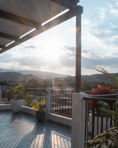 een balkon met uitzicht op de bergen bij Hotel Manadia in Tequila