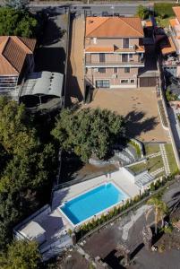 una vista aérea de una casa con piscina en Montalbano Sweet Home, tra l' Etna e il mare, en Fleri