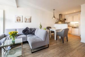 a living room with a couch and a table at Weisse Villa Apartment 3 1 Hafenkante in Büsum