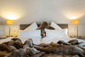 a large bed with a furry blanket on it at Weisse Villa Apartment 3 1 Hafenkante in Büsum