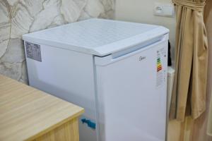 撒马尔罕YUKSALISH HOSTEL的顶部有台面的白色冰箱 更多37张照片