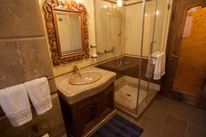 Koupelna v ubytování Brilant Antik Hotel