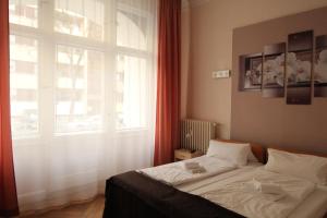 Postel nebo postele na pokoji v ubytování Hotel Elegia am Kurfürstendamm