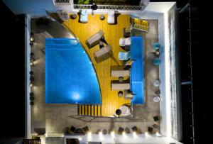 vista sul soffitto di una piscina in un edificio di Deluxe Hotel Santorini a Firà