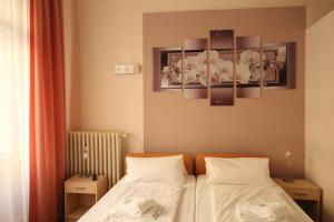 Postel nebo postele na pokoji v ubytování Hotel Elegia am Kurfürstendamm