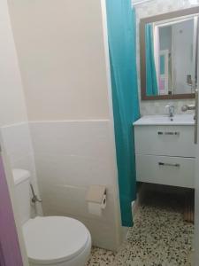 Un baño con un inodoro blanco y un lavabo. en Santa Clara, en Almería