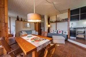 uma sala de jantar e sala de estar com mesa em Casina Giusy em Forte dei Marmi