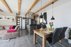 een woonkamer met een tafel en een bank bij Lotti Residence Exclusiv in Balatonfüred