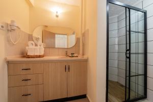 ein Bad mit einem Waschbecken und einem Spiegel in der Unterkunft KİRAZ BEACH OTEL in Erdek