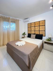 sypialnia z dużym łóżkiem i dużym oknem w obiekcie LA Casa Di Lusso N6 -Adults Only w Kolymbii