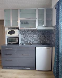 Kuchyňa alebo kuchynka v ubytovaní Studio la Salicorne au Sables d'Olonne