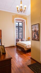 ein Schlafzimmer mit einem Bett und einem großen Fenster in der Unterkunft Casa Colonial Quito in Quito