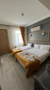 2 Betten in einem Hotelzimmer mit in der Unterkunft PARIS HOTEL CAFE RESTAURANT in Istanbul