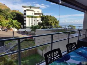 a balcony with a view of the ocean at Elégant F3 à la Villa Stencer, Papeete, calme climatisé et spacieux in Papeete