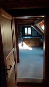 eine offene Tür zu einem Zimmer mit Dachgeschoss in der Unterkunft Haan-Ferienwohnung in Haan