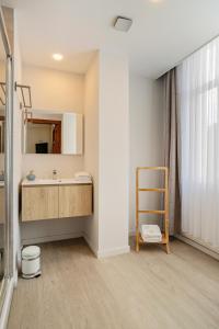 a bathroom with a sink and a mirror at Hotel Georges in Wenduine