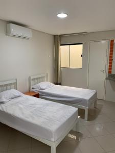 Habitación hospitalaria con 2 camas y ventana en Senhor Hotel, en Juazeiro do Norte