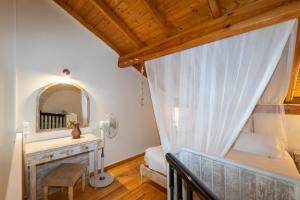 Un pat sau paturi într-o cameră la Villa Del Sol Corfu