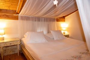 Un pat sau paturi într-o cameră la Villa Del Sol Corfu