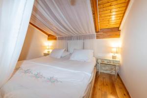 Un pat sau paturi într-o cameră la Villa Del Sol Corfu