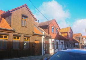 uma fila de casas com telhados laranja numa rua em Ferienhaus Bomeier em Wernigerode