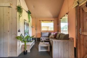 Een zitgedeelte bij Glamping lodge with Eco-Wellness