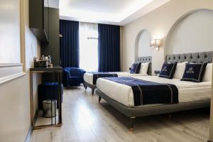 Cama ou camas em um quarto em Plus Hotel & Private Transportation İstanbul Airport-By Loft mais 33 fotos
