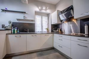 Kuchyňa alebo kuchynka v ubytovaní Maison de village Carcès