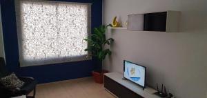 Televízia a/alebo spoločenská miestnosť v ubytovaní Apartamento Ciudad de las Ciencias