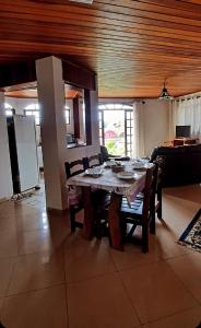 y sala de estar con mesa de comedor y sillas. en Apartamento Campos do Jordão en Campos do Jordão