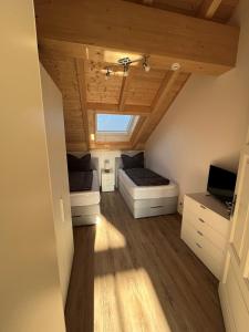 um pequeno quarto com 2 camas e uma secretária em Ferienwohnung Blick Thyratal Obergeschoss em Stolberg i. Harz