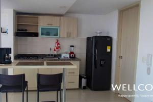 cocina con nevera negra y encimera en Estudio para 3, Norte de Barranquilla, en Barranquilla