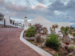 un patio con plantas frente a un edificio blanco en Holiday Portfolio Da Gama Bay, en St Helena Bay