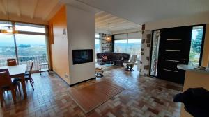 Μια τηλεόραση ή/και κέντρο ψυχαγωγίας στο Maison spacieuse à Langogne
