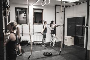 um grupo de pessoas em pé na frente de um espelho em Grand Pension Franziska - inkl CrossFit Gym em Saalbach-Hinterglemm