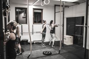un gruppo di persone che si trovano davanti a uno specchio di Grand Pension Franziska - inkl CrossFit Gym a Saalbach Hinterglemm